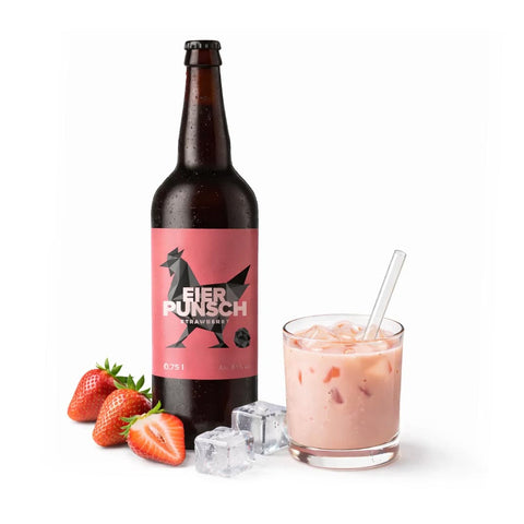 Erdbeere Eierpunsch als kalter Cocktail – Flasche mit Trinkglas, Strohhalm, Eiswürfeln und frischen Erdbeeren