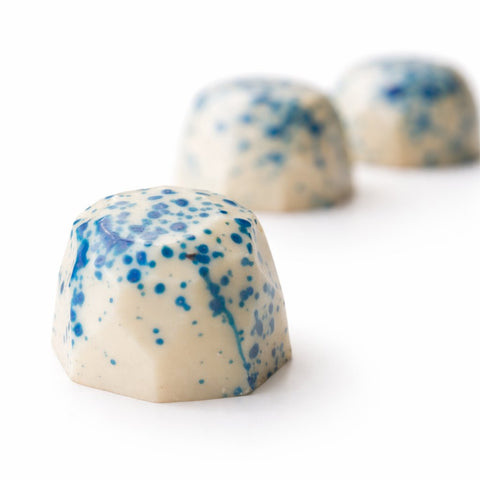 Premium Pina Colada Eierpunsch-Pralinen aus weißer Schokolade in Reihe – handgefertigtes alkoholisches Konfekt mit Kokos-Ananas-Eierpunsch-Füllung aus Dresden