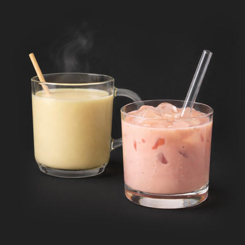 Eierpunsch warm und kalt zubereiten – dampfende Tasse klassischer Eierpunsch und Glas mit Eiswürfeln als Kaltgetränk