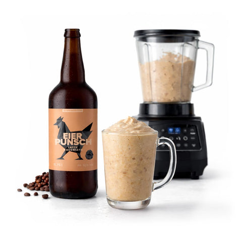 Eierpunsch Latte Macchiato als sommerlicher Eisfrappe – Flasche, Mixglas im Mixer und Kaffeebohnen