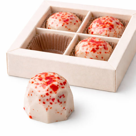 Exklusive Erdbeere Eierpunsch-Praline mit 3er Geschenkbox – alkoholisches Erdbeer-Konfekt aus weißer Schokolade mit Eierpunsch-Füllung, perfektes Sommergeschenk aus Dresden