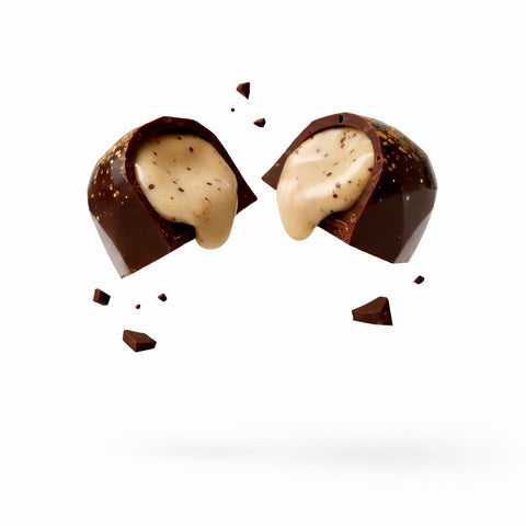 Aufgebrochene Latte Macchiato Eierpunsch-Praline mit cremiger Kaffee-Eierpunsch-Füllung – handgemachtes alkoholisches Konfekt aus Dresdner Manufaktur, Querschnitt