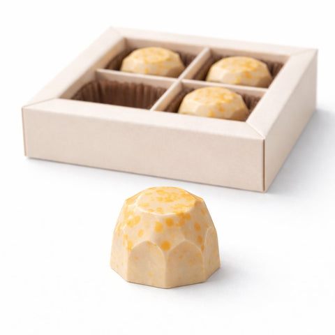 Mango-Maracuja Eierpunsch-Trüffel-Praline mit Geschenkbox – handgemachtes alkoholisches Konfekt aus weißer Schokolade mit tropischem Frucht-Eierpunsch-Aroma als Geschenk