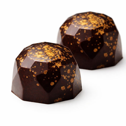 Zwei Latte Macchiato Eierpunsch-Pralinen in Diamantform aus dunkler Schokolade mit Goldglitter – alkoholisches Sommerkonfekt aus Dresdner Manufaktur als Geschenk